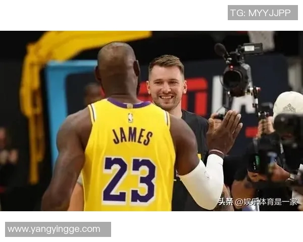 东契奇首场比赛贡献14分湖人轻松战胜爵士展现强大实力