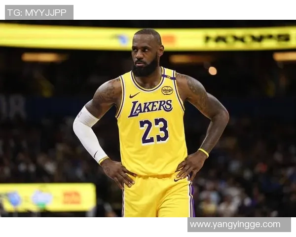 湖人队反击 詹姆斯快攻上篮命中