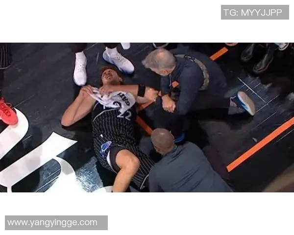 小瓦格纳重伤！尝试空接遭对手犯规摔倒 左腿无法承重被搀扶离场